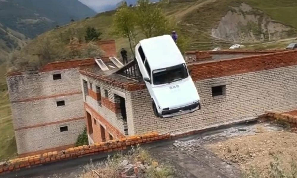 Σοκαριστικό βίντεο! Ρώσος προσπάθησε να πηδήξει με το αυτοκίνητό του από τη μία οροφή πολυκατοικίας στην άλλη